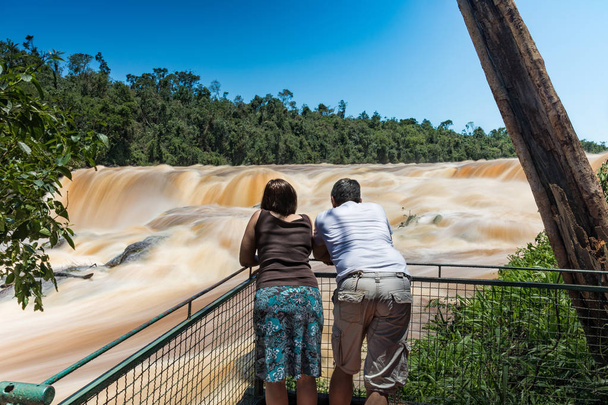 Hombre y mujer en el Saltos del Monday una cascada cerca de la ciudad Ciudad del Este en Paraguay
 - Foto, imagen