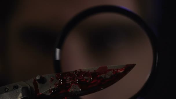 Detective mirando cuchillo con sangre, buscando pruebas, resolviendo asesinatos
 - Imágenes, Vídeo