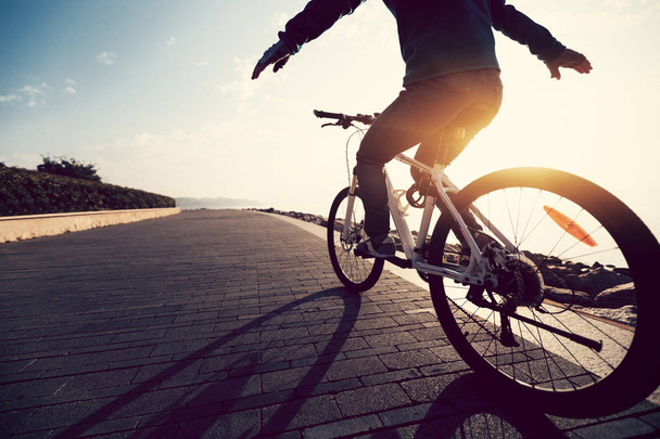 pyöräilijä ratsastus pyörä auringonnousun rannikolla polku
 - Valokuva, kuva