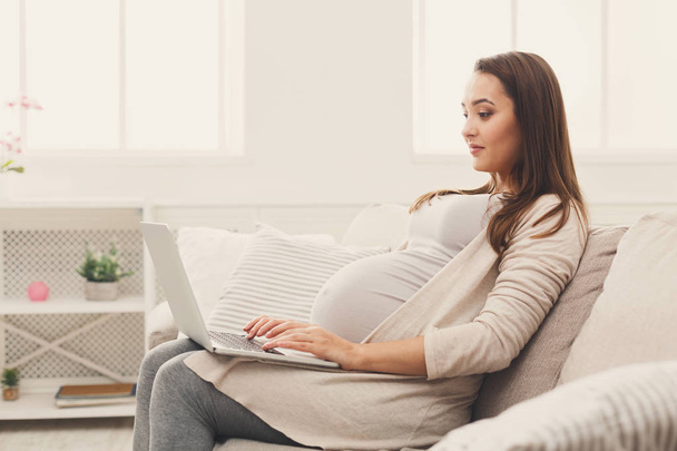 Schwangere Geschäftsfrau arbeitet zu Hause - Foto, Bild