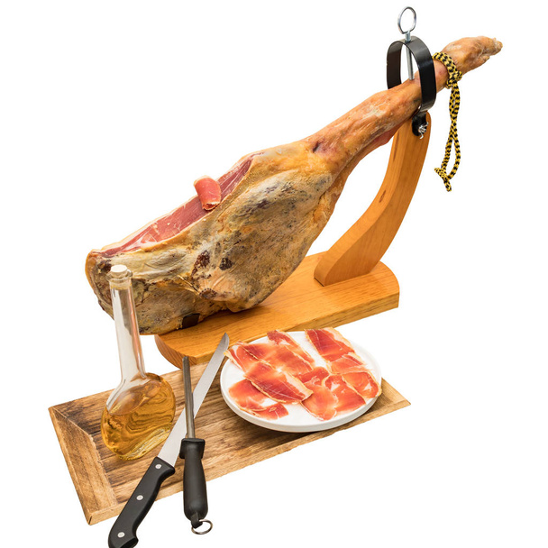Jambon serrano espagnol sur la jambe avec support en bois - isolé
 - Photo, image