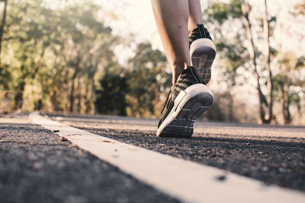 Ноги жінки біжать на шляху до здоров'я, колір вінтажного тону вибірковий і м'який фокус
 - Фото, зображення