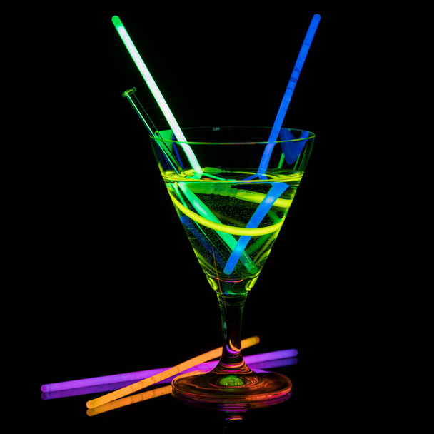 Ποτήρι κοκτέιλ με φως νέον - Φωτογραφία, εικόνα
