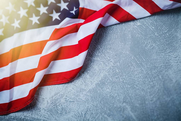 Amerikaanse vlag op grijze achtergrond - Foto, afbeelding