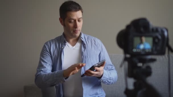 Hombre guapo haciendo video blog sobre tableta pc
. - Imágenes, Vídeo
