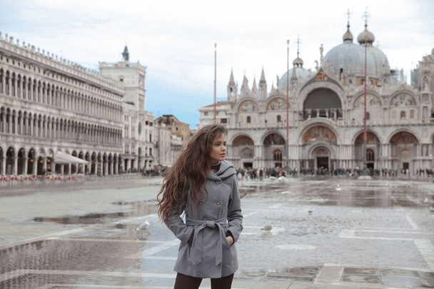 Hermosa chica turística con el pelo ondulado largo en Piazza San Marco i
 - Foto, imagen