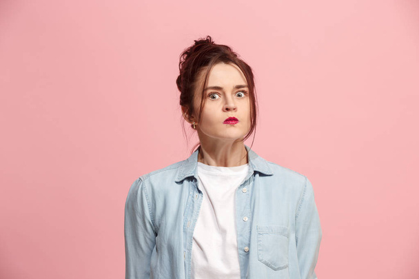 Portrait of an angry woman looking at camera isolated on a pink background - Foto, Imagem