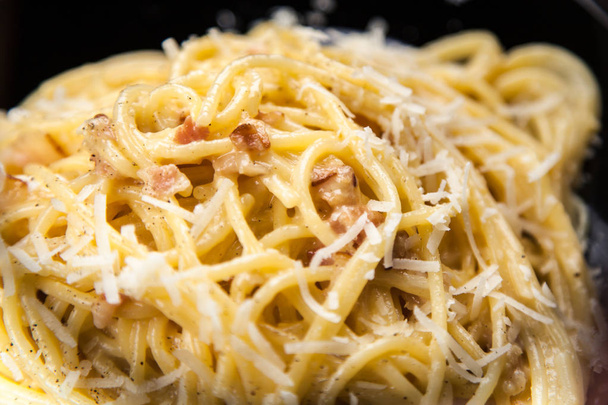 Spaghetti Carbonara mit Ei und Bauchspeck - Foto, Bild
