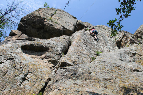 Mädchen klettert auf den Felsen - Foto, Bild