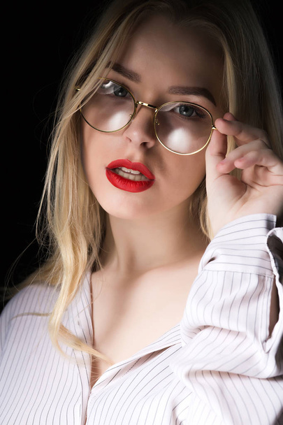 Portrét půvab blondýnka v brýlích na sobě halenku s n - Fotografie, Obrázek