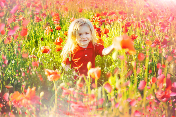 Aranyos gyerek olvasás tavaszi rét - Fotó, kép