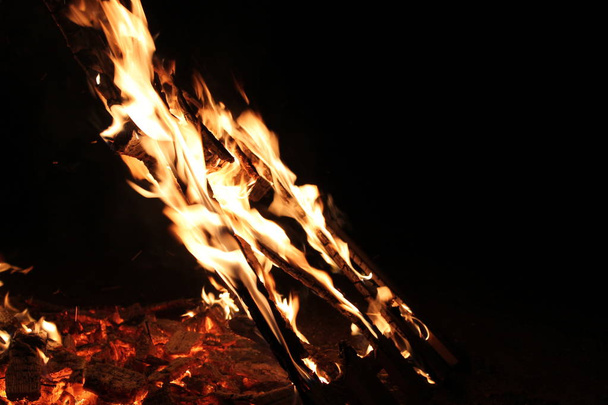 Ноги в шерстяных носках согреваются уютным огнем
 - Фото, изображение