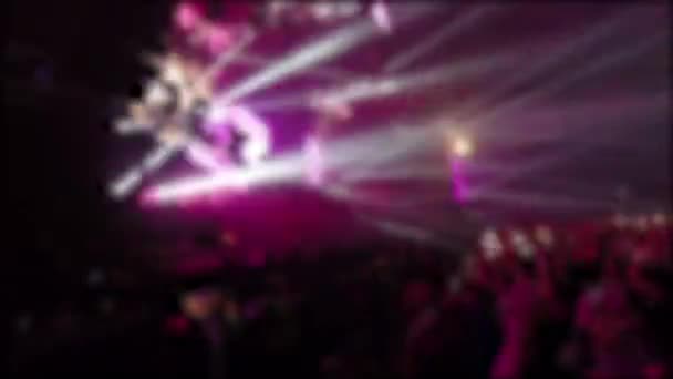 Tłumie anonimowych osób na koncercie - Materiał filmowy, wideo