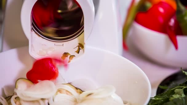 Küchenmaschine schneidet Paprika in Stücke - Filmmaterial, Video