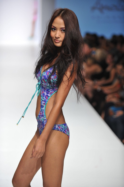 LOS ANGELES - OCTOBER 19: Model walks runway at the Amelia Swimwear Fashion Show for SS 2013 at Sunset Gower Studios during Los Angeles Fashion Weekend on October 19, 2012 in Los Ageles, CA - Foto, imagen