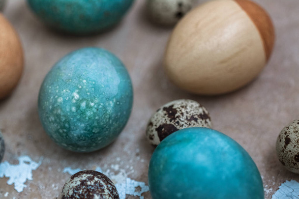 Feche a foto com ovos de Páscoa. Ovos pintados em ingredientes naturais, ovos azuis e amarelos. Repolho e pigmentos de açafrão
. - Foto, Imagem