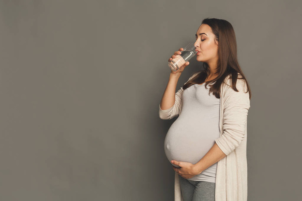 Pregnant woman drinking water copy space - Foto, Imagem
