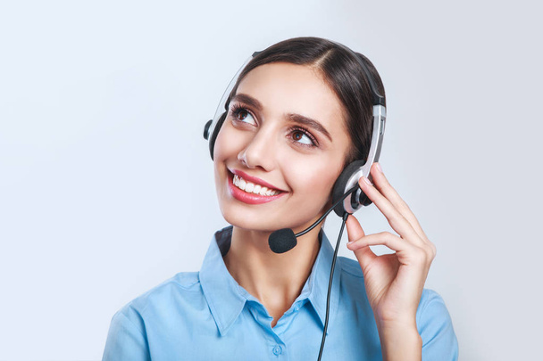 Femme préposée au service à la clientèle, opérateur souriant du centre d'appels avec casque téléphonique
 - Photo, image