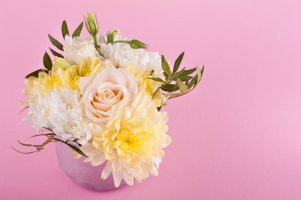 Flores de ramo de color rosa amarillo
 - Foto, imagen