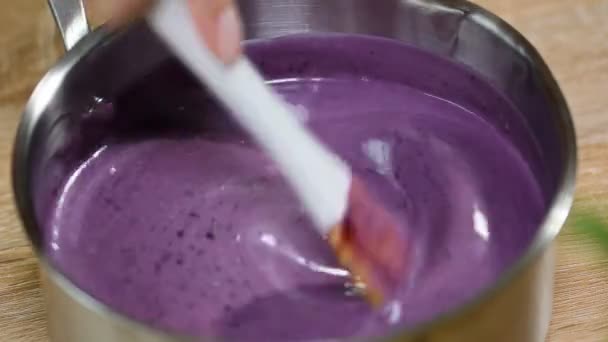 Soupe de myrtilles sucrées à la crème
 - Séquence, vidéo