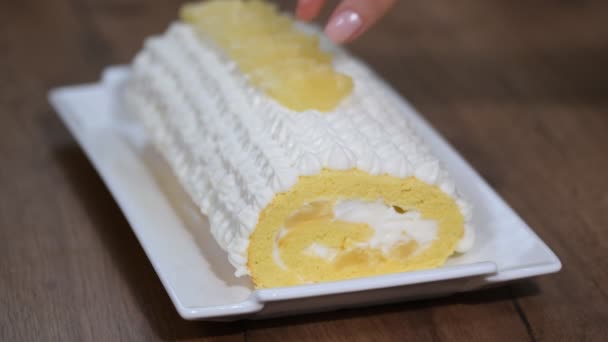 Ananas tatlı pasta rulo ile süsleyin - Video, Çekim