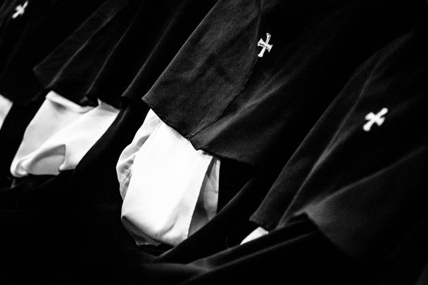 Monjes dominicos, detalle del hábito monástico, orden monástica de la Iglesia Católica, Roma - Foto, imagen