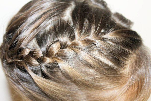 fryzura z plecionki młoda dziewczyna - Zdjęcie, obraz