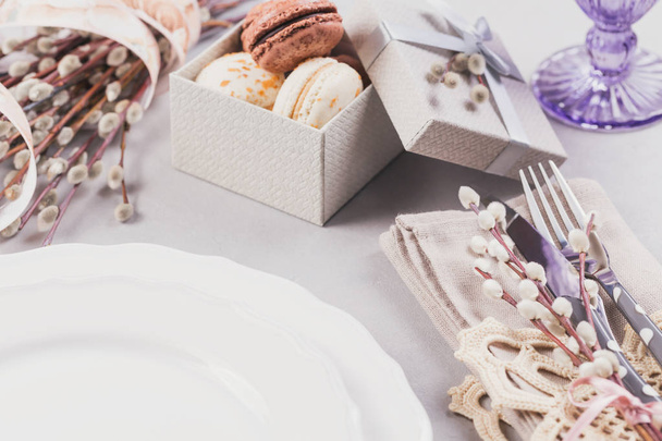 White plate, purple glass, cutlery, present box with macaroons a - Zdjęcie, obraz