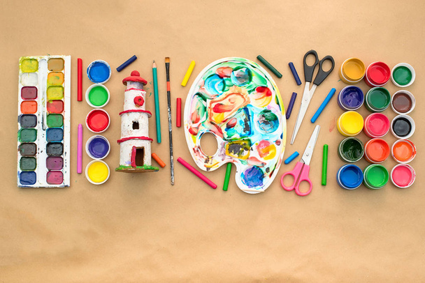 Un conjunto de materiales para la creatividad y el dibujo Hobbies. Clases para la creatividad con niños. Vista superior plana
 - Foto, Imagen