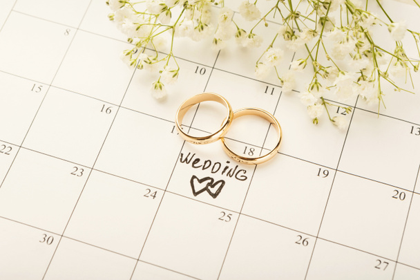 Word bruiloft op de agenda met zoete bloemen - Foto, afbeelding