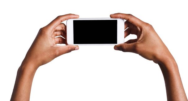 Ruce držící mobilní smartphone s prázdnou obrazovkou - Fotografie, Obrázek