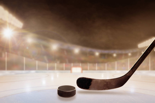 Hockeystadion mit Stock und Puck auf dem Eis - Foto, Bild
