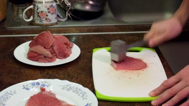 Повар бьет мясо на доске
 - Кадры, видео