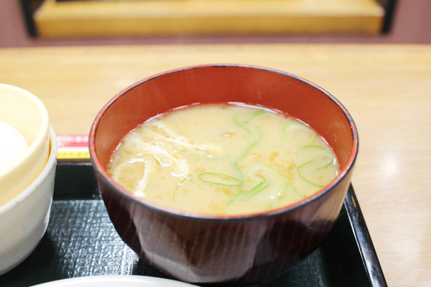 una zuppa Miso con aburaage e wakame
 - Foto, immagini