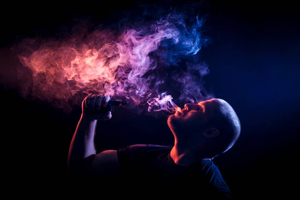 hombre elegante fumador
 - Foto, imagen