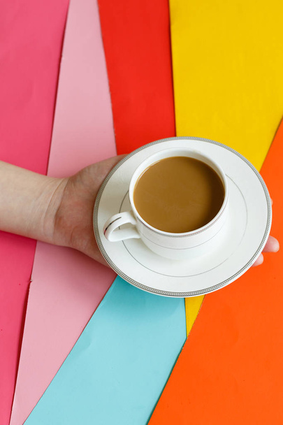 Чашка кофе на цветном фоне
 - Фото, изображение