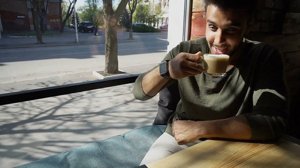 Hombre de negocios árabe esperando pareja y bebiendo café
.  - Foto, Imagen