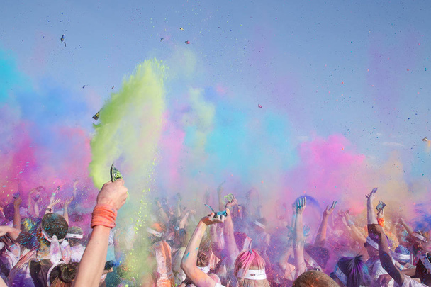Цветной бег толпы руки в воздухе цветной порошок в воздухе
 - Фото, изображение