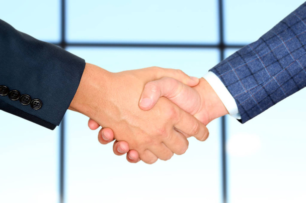 Succesvol bedrijfsmensen schudden handen tijdens de bijeenkomst - Foto, afbeelding