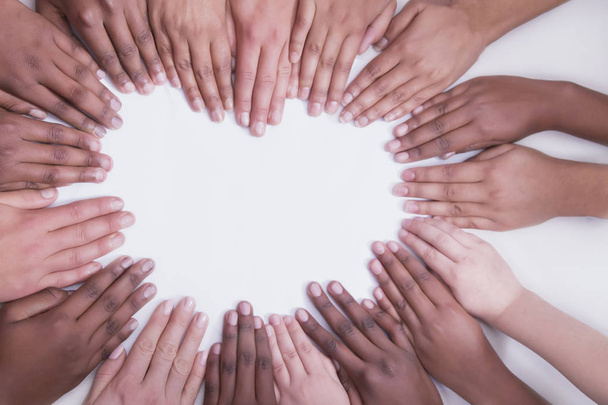 manos multiculturales en forma de corazón
 - Foto, Imagen