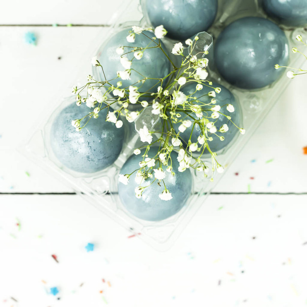 Uova di Pasqua azzurre su un tavolo bianco tra mazzi di gypsophila
 - Foto, immagini