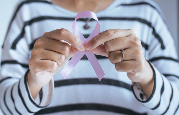 Mujer mano sosteniendo cinta rosa de lucha contra el cáncer de mama símbolo
  - Foto, imagen