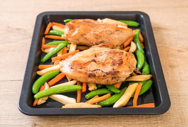 grilled chicken with vegetable - Foto, immagini