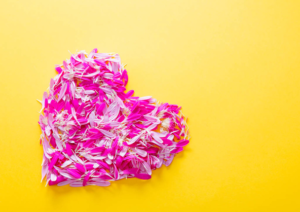 Ροζ και μοβ λουλούδι πέταλα σε σχήμα καρδιάς  - Φωτογραφία, εικόνα