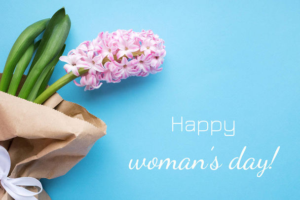 Carte de jour de femme heureuse avec jacinthe sur fond bleu
.  - Photo, image