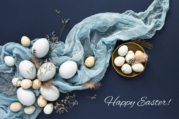 Húsvéti üdvözlőlap, a tojás és a díszítések a kék háttere - Fotó, kép