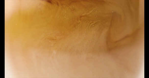 Vue rapprochée des tourbillons de crème en verre avec café avec images inversées
 - Séquence, vidéo