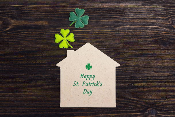 St.Patrick barátait nap üdvözlő üzenetet az otthon szimbóluma és lóhere l - Fotó, kép