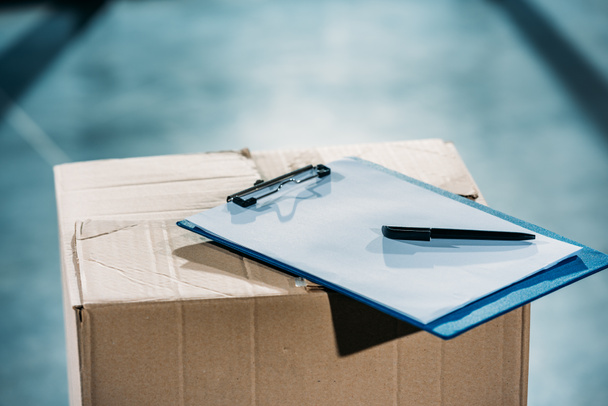 Empty cargo declaration on cardboard package - Photo, Image