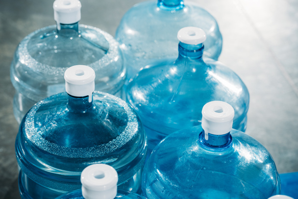 Filas de botellas de agua azul de plástico
 - Foto, Imagen